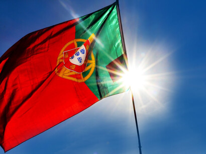 Bandeira de Portugal ao sol