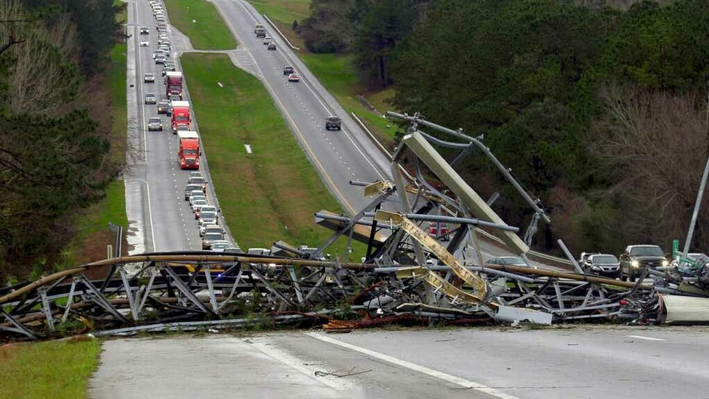 Cell tower collapses during tornado across U.S. Route 280, March 3, 2019, ph. Mike Haskey/Ledger-Enquirer, via Associated Press