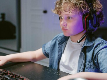 Até o momento, as medidas adotadas pela empresa não impediram a continuidade de denúncias, processos e investigações. O cenário indica que a disputa deve se intensificar nos próximos anos, à medida que mais países avancem em marcos regulatórios próprios. Para o Brasil, a questão já ultrapassou a fronteira da tecnologia e passou a envolver direitos trabalhistas, segurança pública e políticas de proteção à infância