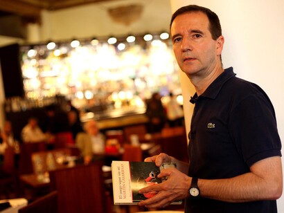 El escritor Martín Casariego en el Círculo de Bellas Artes de Madrid, uno de los escenarios de su última novela. Foto: Lucía Castillo
