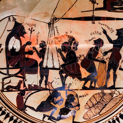 Pittore di Arkesilas, Coppa di Arkesilas. Particolare: il re di Cirene Arkesilas II (identificato tramite iscrizione), al riparo di una tenda, segue la pesatura del silfio.  	
Musée des monnaies, médailles et antiques, Biblioteca Nazionale di Francia, Parigi 
