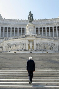 Il Presidente della Repubblica Sergio Mattarella depone una corona di fiori davanti alla tomba del Milite Ignoto all'Altare della Patria 