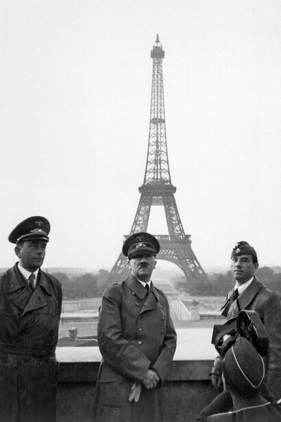 Adolf Hitler frente a la Torre Eiffel en París, Francia