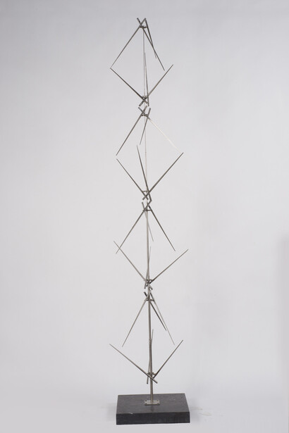 George Rickey, Column of Tetrahedra Variation II, 1976, stainless steel, unique, 284.5 x 49.5 x 49.5 cm. Courtesy of Marlborough Fine Art