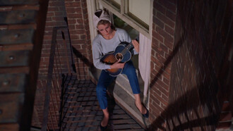 Colazione da Tiffany. Nel 1962 ad uno dei film più iconici di Hollywood vengono conferiti ben due premi Oscar per l’indimenticabile colonna sonora composta da Henry Mancini insieme alla canzone "Moonriver", scritta da Johnny Mercer e intonata dalla stessa Hepburn in una delle scene cult del film