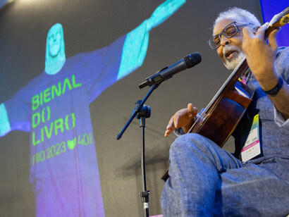 O cantor Gilberto Gil se apresenta na na Bienal do Livro de 2023 no Rio de Janeiro, Brasil
