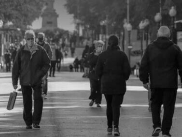 Gente camina por las calles de Tarragona