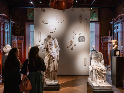Verschiedene Künstler, TEFAF Maastricht 2024, Ausstellungsansicht. Mit freundlicher Genehmigung von TEFAF Maastricht