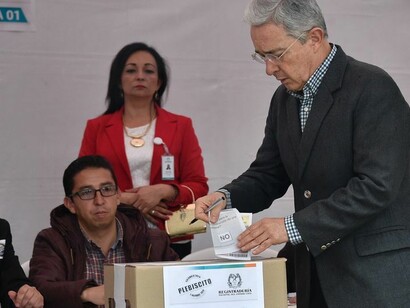El expresidente Uribe votando el día del plebiscito