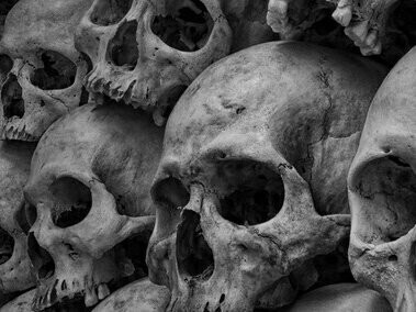 No capítulo IV – “Análise histórica”, ao comparar o historiador a um juiz, Bloch alerta para a tentação de aplicar critérios morais contemporâneos a realidades passadas — o chamado anacronismo. Tal prática, segundo ele, compromete a compreensão histórica, pois substitui a análise pelo julgamento e fecha a possibilidade de diálogo entre tempos distintos. O bom historiador, como o “ogro” de sua metáfora, não se aproxima do passado para devorá-lo ou condená-lo, mas para reconhecer, nos vestígios humanos, a complexidade e a singularidade de cada época