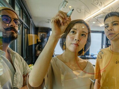 Além disso, inovar como cultura significa olhar para o mundo ao redor e entender que a sociedade, os consumidores e os colaboradores mudam constantemente. A inovação cultural envolve empatia, percepção de necessidades emergentes e sensibilidade para interpretar comportamentos humanos. Muitas inovações que transformaram indústrias inteiras não surgiram de um software revolucionário, mas da compreensão profunda das pessoas. Foi assim que surgiram modelos de negócio como streaming, mobilidade compartilhada, entrega rápida e serviços totalmente personalizados. A tecnologia viabilizou essas soluções, mas foi a leitura cultural e humana que permitiu criá-las