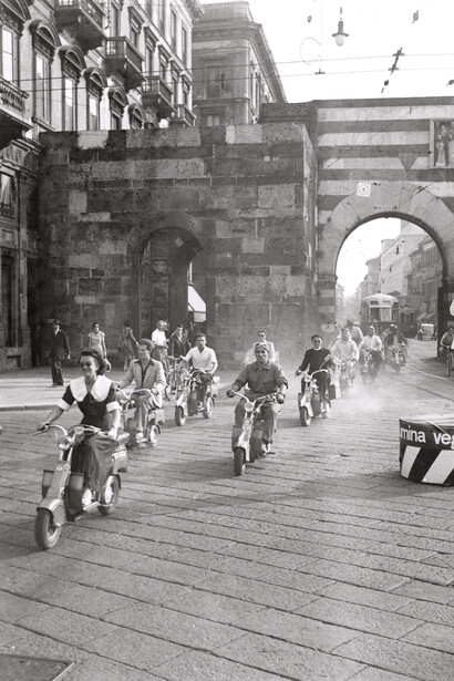 Lambrette in piazza Cavour anni '50. Courtesy of Palazzo Morando