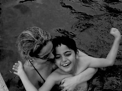 La alegría de Lucca en brazos de su madre