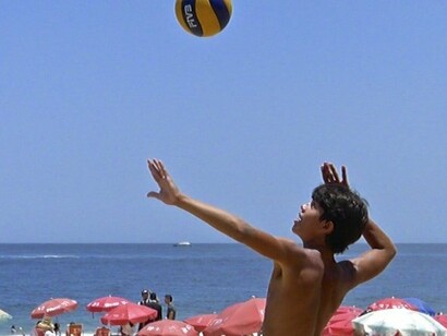 Futevôlei, cena comum nas praias do Rio de Janeiro. Em 1º de janeiro de 1502, uma expedição portuguesa comandada por Gaspar de Lemos chegou à baía, acreditando estar diante da foz de um grande rio. Por esse engano, deram-lhe o nome de “Rio de Janeiro”. Embora não fosse um rio, o nome permaneceu e acabou por batizar a cidade que surgiria ali décadas depois. A presença portuguesa, no entanto, só se consolidaria em 1565, após uma série de disputas territoriais com franceses


