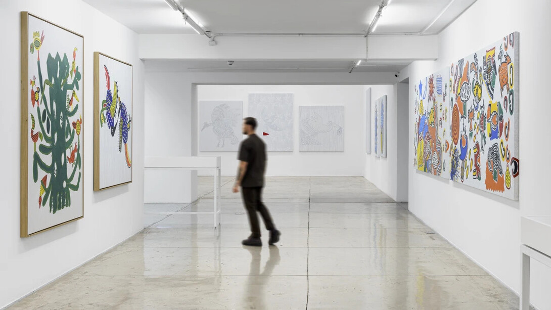 Àkùko, Eiyéle e Ekodidé – Uma revoada de Alberto Pitta, vista da exposição. Cortesia da Galeria Nara Roesler