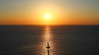 Scambi commerciali e culturali nell'antichità. In questo modo con lo scambio interculturale, necessario supporto all’attività commerciale, il modo di pensare, le storie mitiche e quant’altro, hanno viaggiato insieme alle merci in lungo e in largo nel Mediterraneo e oltre, il che spiega le forti analogie tra le diverse narrazioni nei libri più famosi e antichi delle comunità mondiali