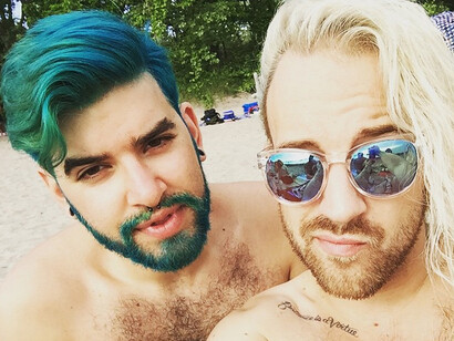 Azul pitufo y rubio platino