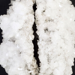 Francesca Romana Pinzari, Brain, 2016, cristalli di solfato di magnesio su struttura metallica, cm 50x50x20. Ph Andrea Veneri