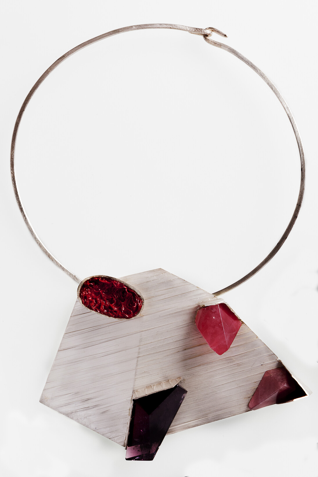 Alberto Zorzi Girocollo Sospesi equilibri. Pittura a olio, rodocrosite rosa e ametista su argento, 2013 