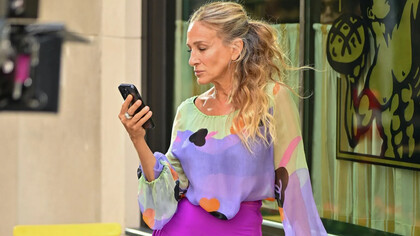 Carrie Bradshaw, antes amada e identificável, passou por mudanças que a afastaram dos telespectadores ao longo de Sex and the City.  Sarah Jessica Parker nas gravações de "And Just Like That" em Nova York, nos Estados Unidos. Foto de: James Devaney/GC Images 