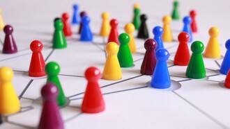 Rete di persone. Era il 12 settembre 2003, quando una dozzina di attivisti di organizzazioni di abitanti, sindacati inquilini, cooperative di tutti i continenti si incontrarono a Madrid per dare vita all’Alleanza Internazionale degli Abitanti (IAI). La Carta dei Principi Fondatori, sottolinea l’importanza di rafforzare la voce dei senza voce, dal piano locale a quello globale, come strumento strategico per costruire e consolidare vincoli di solidarietà indispensabili per proteggere il diritto degli abitanti di essere costruttori ed utenti delle città