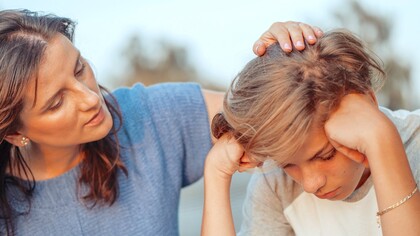 Mãe aconselha jovem filho
