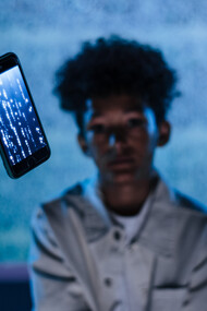 Código binário em tela de smartphone 