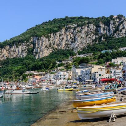 A Capri (Campania, Italia) il paesaggio mediterraneo convive con un sistema consolidato di ospitalità, moda e servizi rivolti al turismo di lusso