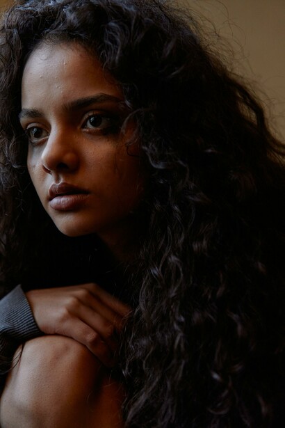 Close up de uma mulher parecendo deprimida