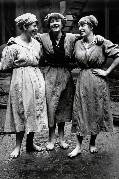 George P Lewis, Rope workers in an unidentified factory, probably Dundee, about 1918 (printed 2004)
34.70 x 26.50 cm, Silver gelatine print made by Peter Cattrell, Commissioned by the Gallery in 2004 from negatives held by the Imperial War Museum, Scottish National Portrait Gallery