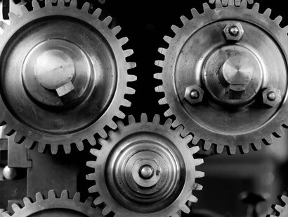 Enquanto blockbusters norte-americanos vendem sonhos distantes, um filme africano sobre a diáspora, um romance amazônico ou um cordel nordestino podem narrar realidades que nos habitam há gerações. A verdadeira cultura não é aquela que nos é entregue como produto acabado, mas a que brota do chão que pisamos — e muitas vezes, o que chamam de 'periférico' carrega mais raiz e verdade do que qualquer fábula hegemônica dos Estados Unidos