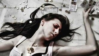 Mulher cercada por moedas e bilhetes de loteria