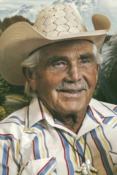 Robert Gimlin con el molde de una huella de pie grande obtenida en Bluff Creek, California, en 1967. Al fondo, imagen de un supuesto Piegrande