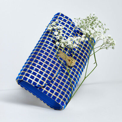"Queen" pochette realizzata nell'iconico tessuto Mesh con fili d'oro 24kt intrecciati con nastri di velluto blu elettrico