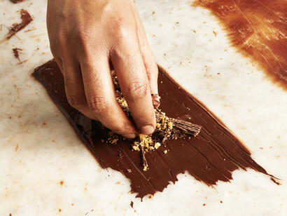 Dans l’atelier chaque trait de chocolat chaud reflète le jeu la technique et l’émotion de créer