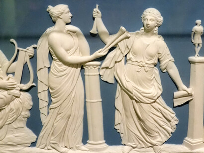 Nueve musas, atribuidas a John Flaxman, Jr., detalle 2 - Wedgwood & Bentley, 1778-1780 - Museo de Brooklyn, Nueva York, EE. UU.