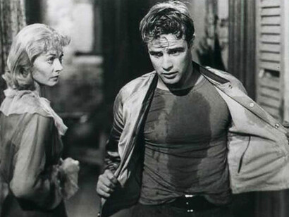Marlon Brando e Vivien Leigh nel film "Un tram chiamato desiderio" (1951) di Kazan, la t-shirt aderente evidenzia in modo sensuale il corpo dell'attore