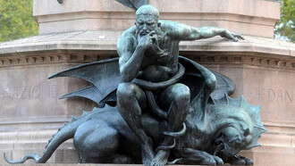 Monumento a Dante Alighieri, en Trento, Italia.