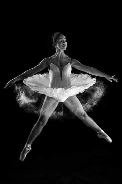 Donna danza libera. Scopri come l'equilibrio tra azione e attesa, presenti sia negli uomini che nelle donne, sia fondamentale per l'armonia e la realizzazione