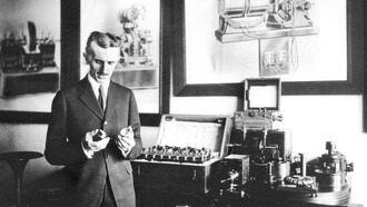 Nikola Tesla foi um inventor e engenheiro sérvio-americano, conhecido por suas contribuições fundamentais para o desenvolvimento da corrente alternada (CA) na eletricidade