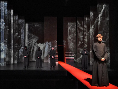 Le rouge et le noir. Avec l'aimable autorisation du Les Célestins, Théâtre de Lyon 