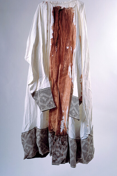 Hermann Nitsch, Omaggio a Don Giuseppe Puglisi, 1993, casula e sangue, cm 190x70 circa