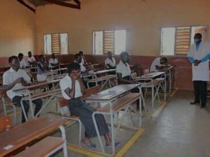 Professor em sala de aula de escola pública em Moçambique