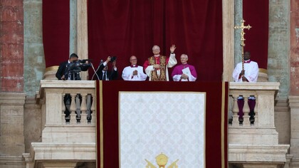 Papa Leone XIV sulla loggia dopo la sua elezione, 8 maggio 2025