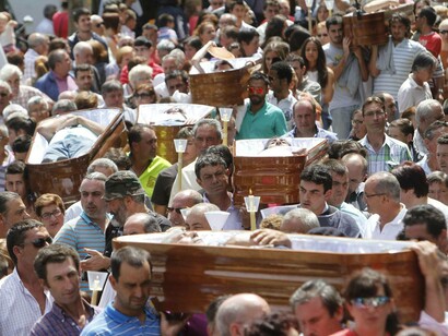 Para fiestas extrañas, Galicia: en la imagen, la conocida como «romería de los ataúdes» de Santa Marta de Ribarteme, en el 'concello' de As Neves (Pontevedra)