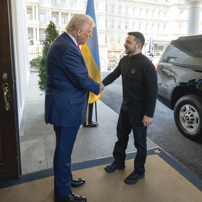 Il Presidente Donald Trump saluta il Presidente dell'Ucraina Volodymyr Zelenskyy, venerdì 28 febbraio 2025, nell'atrio dell'Ala Ovest. Foto ufficiale della Casa Bianca di Daniel Torok