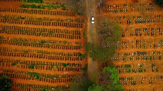 Plano cenital desde un dron del cementerio de Villa Formosa, en São Paulo, el 16 de julio de 2020