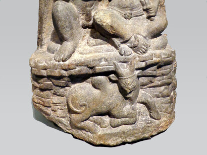 Dettaglio di una statuetta che ritrae gli dei Shiva e Parvati con il toro Nandi accucciato ai loro piedi