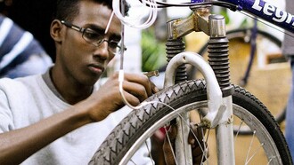 Arreglando bicicletas para los inmigrantes que llegan a Londres