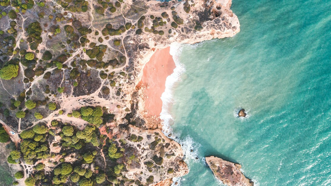 Vista de cima, praia no Distrito de Faro, Portugal